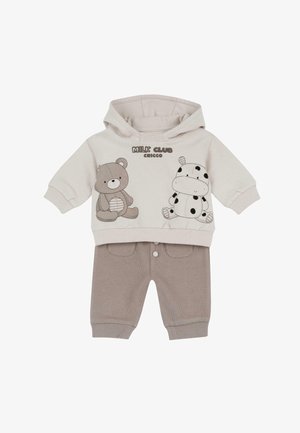 Sweat à capuche bébé beige avec imprimés d’ours en peluche et de vache, texte « Milk Club Chicco », assorti à un pantalon côtelé avec détail de boutons.