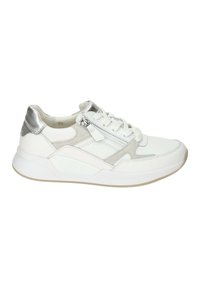 Baskets blanches avec des accents en daim beige, talon et languette argentés métalliques, laçage frontal, fermeture éclair latérale et semelle blanche épaisse.