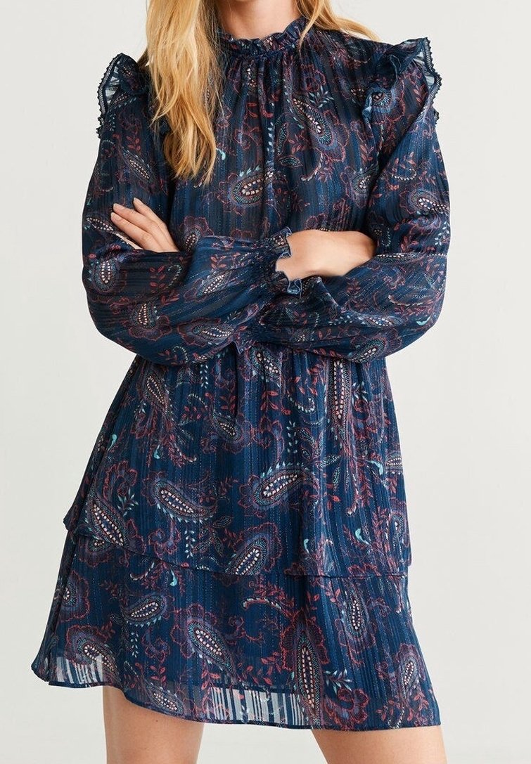 Robe bleu marine avec un col à volants, des manches longues et des motifs floraux complexes. Fabriquée en tissu léger et texturé avec un design plissé.