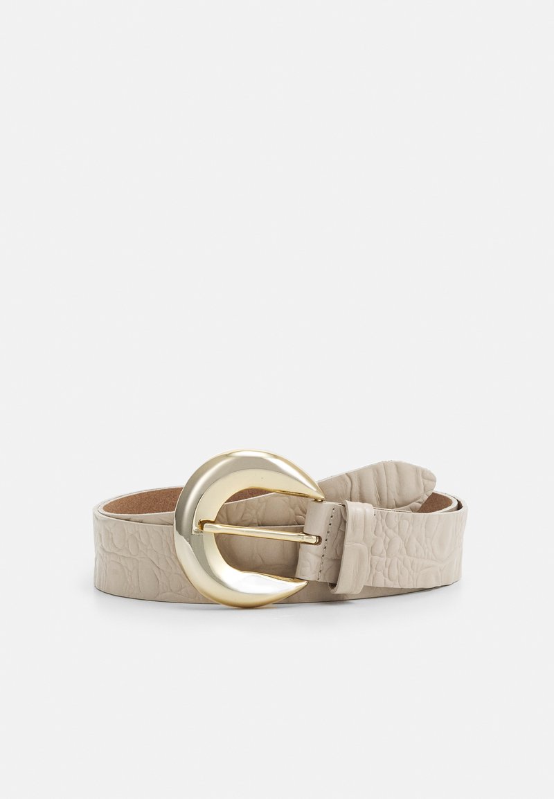 Ceinture en cuir beige avec une finition texturée et une boucle en forme de croissant doré. Présente une fermeture à boucle à goupille classique.