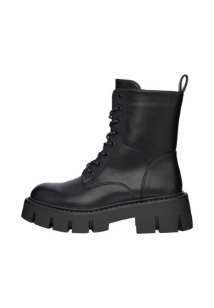 Stivali alla caviglia in pelle nera con design lace-up, suola spessa e rigata, e un'etichetta posteriore per indossarli facilmente. Finitura liscia e costruzione robusta.