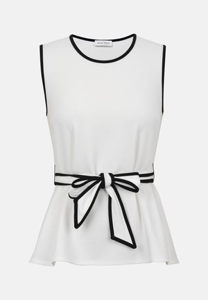 Blouse blanche sans manches avec un bord noir sur les bords et une ceinture assortie nouée en nœud à la taille.
