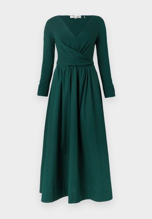 Vestido comprido verde de manga comprida com decote em V, design ajustado com fecho cruzado, corpete justo e saia fluida plissada. Feito de tecido leve com textura suave.