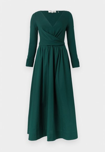Zöld hosszú ujjú ruha V-nyakkivágással, átfedő kialakítással, testhezálló felsőrésszel és lenge, pliszírozott szoknyával. Könnyű, sima tapintású anyagból készült.