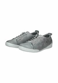 Zapatillas de piel gris con una textura suave, suela blanca plana y cordones grises. Cuentan con una punta redondeada y un pequeño acento cerca del talón.