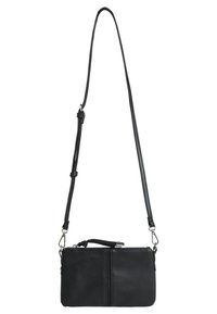 Černá kožená crossbody taška s texturovaným povrchem, vybavená odnímatelným popruhem a zipovým uzávěrem. Kompaktní obdélníkový tvar.