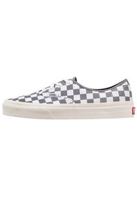 Låga Vans-sneakers med grå och vit rutmönster, vita snören och off-white gummisula.
