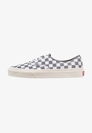 Nízké tenisky Vans se šedobílým kostkovaným vzorem, bílými šňůrkami a béžovou gumovou podrážkou.