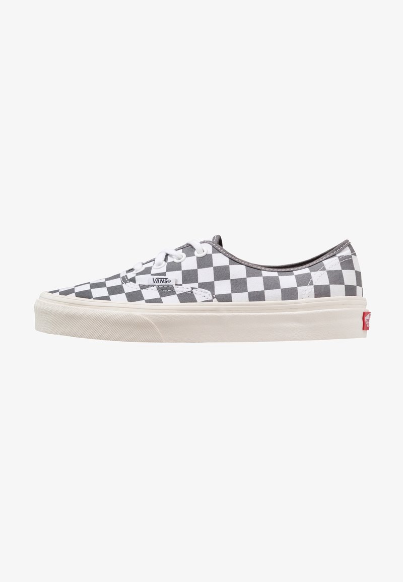 Låga Vans-sneakers med grå och vit rutmönster, vita snören och off-white gummisula.