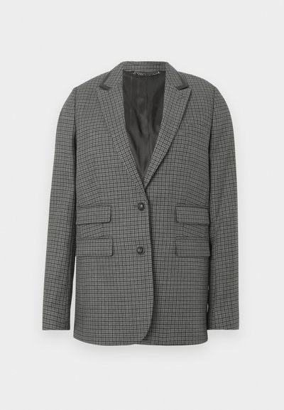 Blazer a cuadros gris con solapas estructuradas, dos bolsillos frontales con solapa, dos botones y un forro interior suave. Corte clásico y entallado.