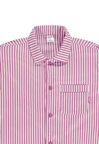 Camisa de manga corta con rayas verticales en rosa y blanco, con collar puntiagudo, botones delanteros y un bolsillo parche en el lado izquierdo del pecho.