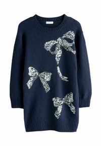Marineblå sweater med rund halsudskæring, udsmykket med tre sølvfarvede sequin-bow-dekorationer. Strikket tekstur med ribbede manchetter og kant.