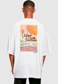 Merchcode SURF CLUB CALIFORNIA HUGE - Marškinėliai su spaudiniu - white