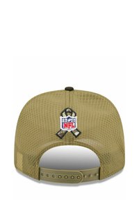 Olivgrüner Mesh-Cap mit gesticktem NFL-Logo und schwarzem Band. Verstellbarer Riemen auf der Rückseite zur Größenanpassung.