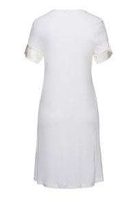 Vestido blanco de manga corta con cuello redondo. Material de algodón suave con acentos de satén sedoso en las mangas. Longitud a la rodilla, ajuste relajado.