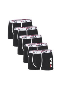 Cinq boxers noirs Fila avec des bordures blanches et des ceintures blanches arborant le logo Fila en noir et rouge, disposés en rangée décalée.