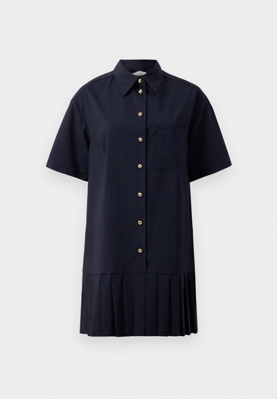 Granatowa sukienka koszulowa z krótkimi rękawami, z wysmuklonym kołnierzykiem, guzikami z przodu i plisowanym dołem. Posiada kieszeń na piersi oraz złote guziki.