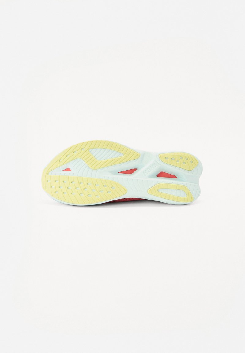Semelle de chaussure de sport en bleu clair et jaune, présentant un design texturé avec des accents rouges et plusieurs rainures pour la traction.