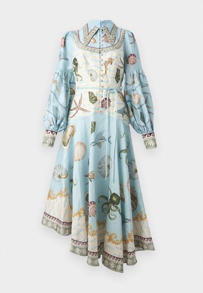 Ανοιχτό μπλε φόρεμα με εκτύπωση εμπνευσμένη από τη φύση, περιλαμβάνοντας κοχύλια και θαλάσσια ζωή. Οι λεπτομέρειες περιλαμβάνουν φουσκωτά μανίκια και διακοσμητή στρίφωμα.