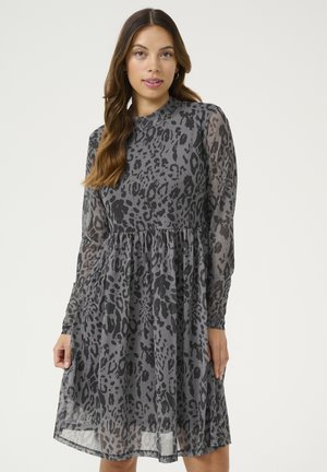 Grau geflecktes Kleid mit langen transparenten Ärmeln, hohem Ausschnitt und gerafftem Taillenbereich, das einen schwingenden Rock hat, der über die Knie fällt.