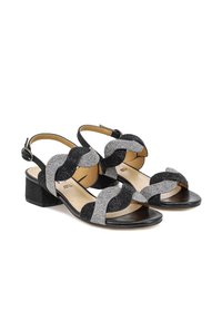 Sandali neri e argento con tacco basso a blocco. Presentano cinturini curvi in tessuto strutturato e dettagli in glitter. Design con punta aperta.