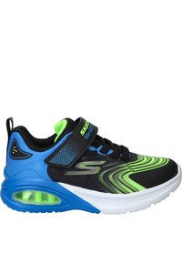 Zwarte, blauwe en groene Skechers sportschoen met luchtkussenzool, klittenbandsluiting en bovenzijde van mesh stof op een witte achtergrond.