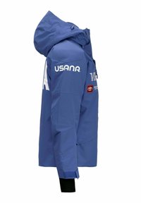 Giacca impermeabile blu con cappuccio, con loghi bianchi sulle maniche e sul petto. Sono visibili polsini regolabili e diverse tasche.