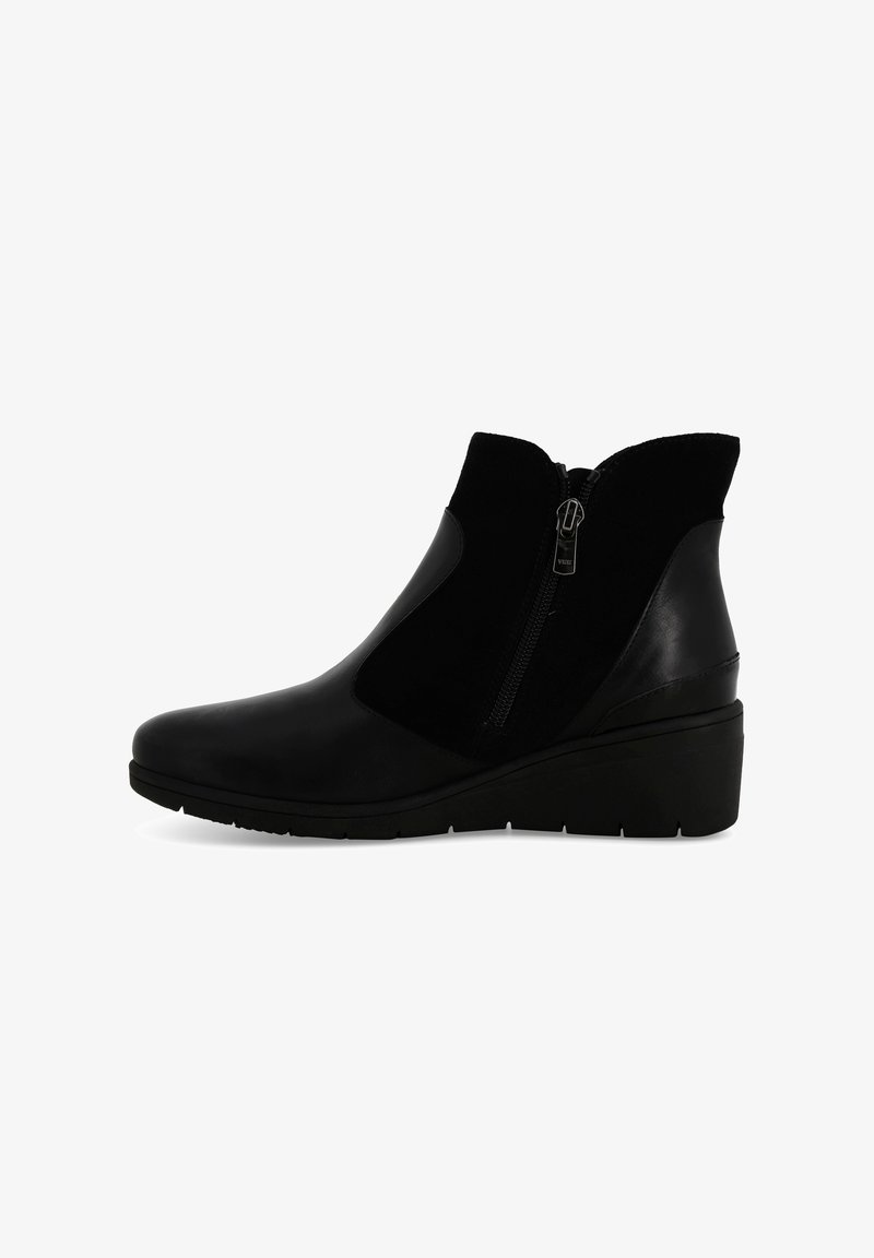 Stivaletti neri alla caviglia realizzati in una combinazione di pelle liscia e camoscio, con una cerniera laterale e un tacco a zeppa per maggiore altezza e stabilità.