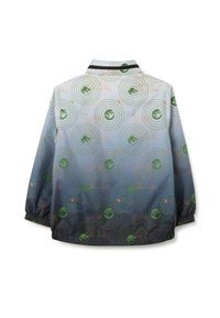 Giacca leggera con un design a gradiente che va dal blu chiaro al blu scuro, con un motivo circolare e dettagli verdi. Polsini elasticizzati, colletto.