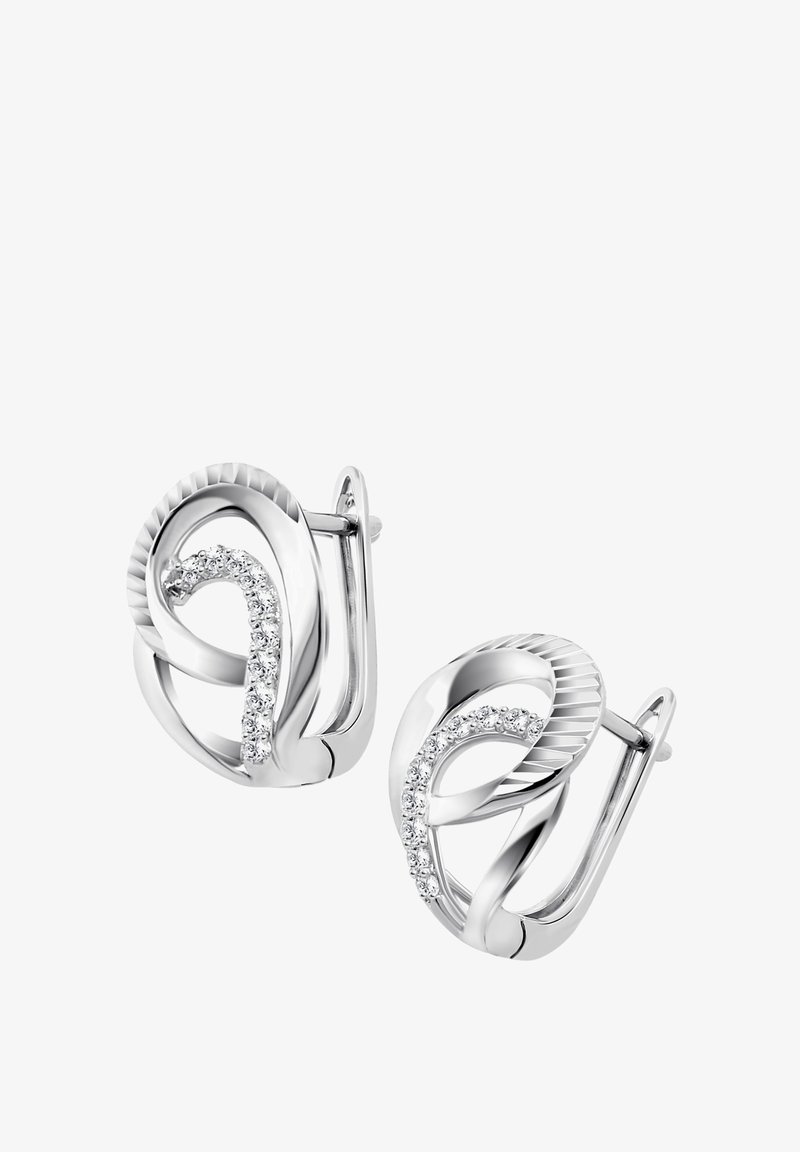 Boucles d'oreilles en métal argenté avec un design torsadé, mettant en valeur des surfaces nervurées et lisses, rehaussées de petites pierres précieuses transparentes.