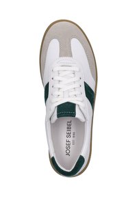 Sneakers blancs et verts en matériaux suédé et cuir, avec un bout rond, des lacets blancs et une semelle en caoutchouc beige.