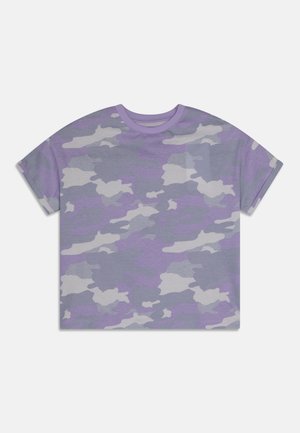 T-shirt a maniche corte con scollo a girocollo, con motivo mimetico lilla, grigio e bianco, disteso su uno sfondo uniforme.