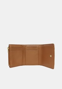Cartera trifold de cuero marrón abierta que muestra múltiples ranuras para tarjetas y un bolsillo para monedas con cremallera en el lado izquierdo.