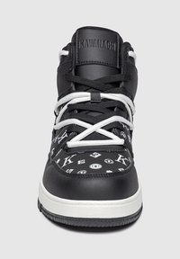 Černé vysoké tenisky s hladkým koženým svrškem, bílými tkaničkami a tištěným vzorem s logy na špičce a stranách.