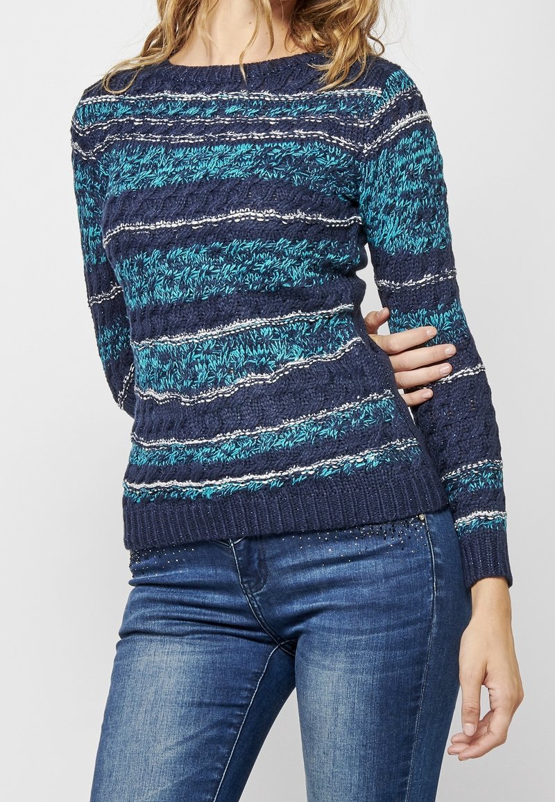 Gestrickter Pullover mit marineblauem Grundton und strukturierten, gestreiften Mustern in Türkis und Weiß. Rundhalsausschnitt, gerippter Saum und anliegende Ärmel.