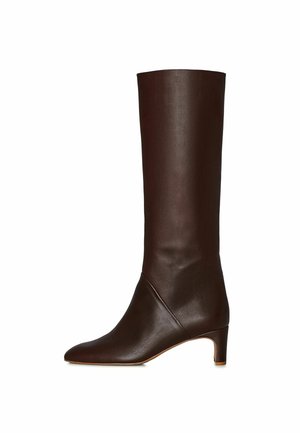 Hnědé kožené kozačky do kolen s hladkým, jemným povrchem, špičatou špičkou a umírněným blokovým podpatkem. Vybavené diagonálním švem.