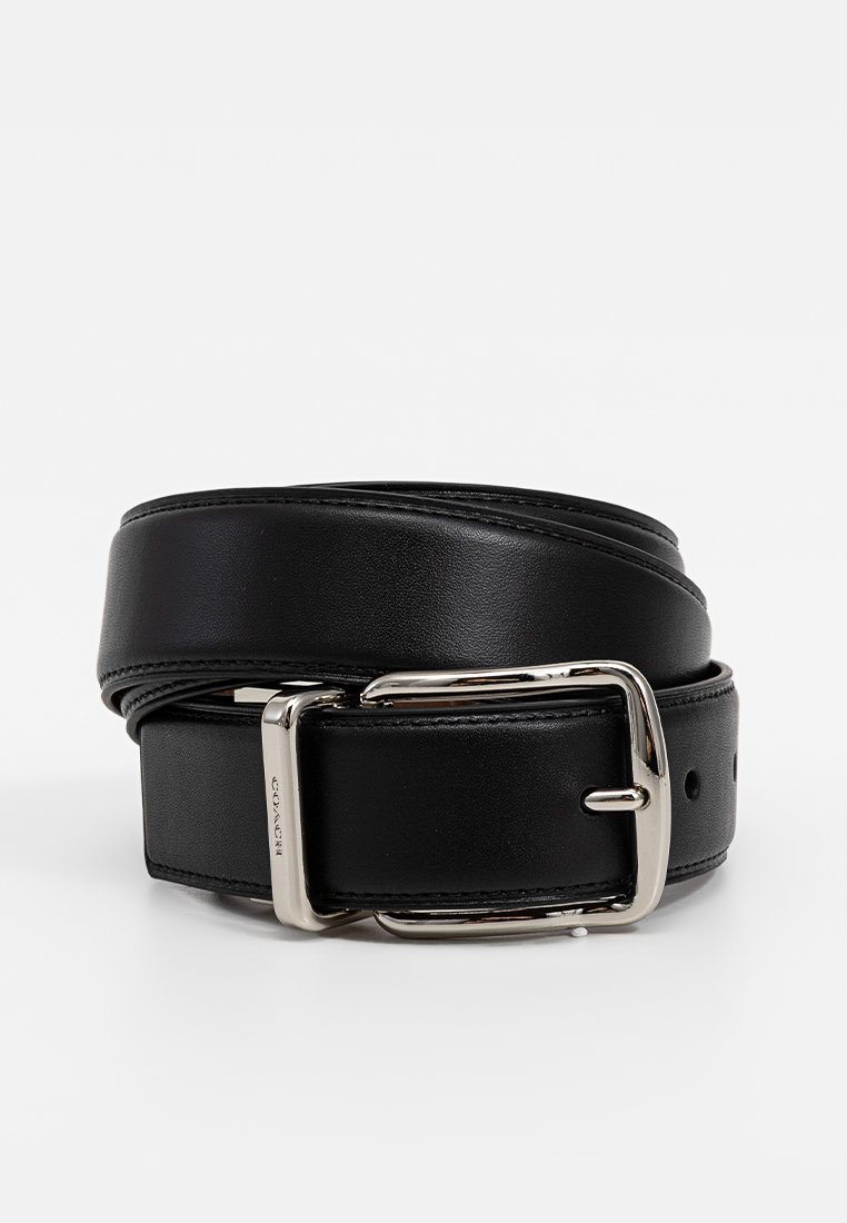 Ceinture en cuir noir avec une texture lisse, dotée d'une boucle en métal argenté et de plusieurs trous de réglage pour l'ajustement.