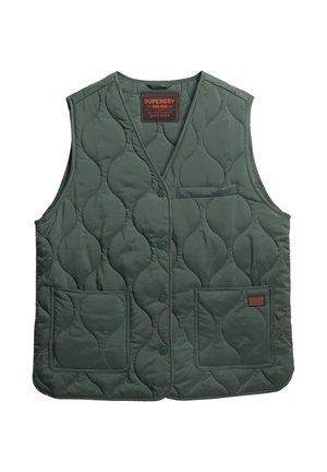 Gilet verde trapuntato con scollatura a V, chiusura a bottoni, due tasche anteriori e etichetta con il marchio. Realizzato in tessuto leggero con una trama liscia.