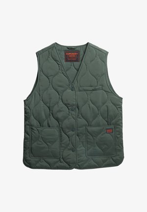 Pikowana zielona kamizelka z dekoltem w kształcie litery V, zapinana na guziki, z dwiema przednimi kieszeniami i oznaczeniem marki. Wykonana z lekkiego materiału o gładkiej fakturze.