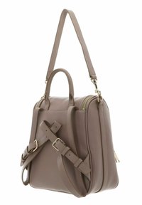 Sac à dos en cuir taupe avec des poignées supérieures doubles et une sangle d'épaule réglable, équipé d'une fermeture éclair et d'accents en métal doré.