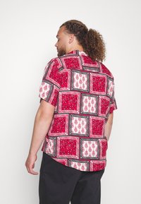 Pier One PAISLEY  - Camisa - red-beige