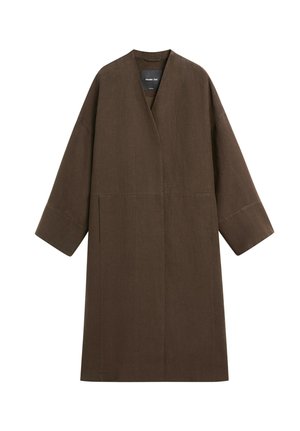 Manteau long marron avec manches larges, encolure en V et fermeture frontale cachée en tissu texturé.