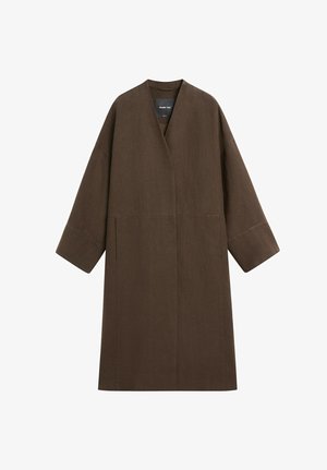 Manteau long marron avec manches larges, encolure en V et fermeture frontale cachée en tissu texturé.