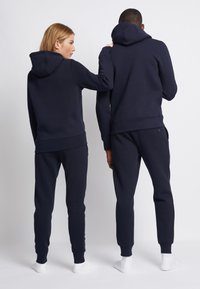 Tommy Hilfiger LOGO HOODIE - Sweatshirt com capuz - desert sky