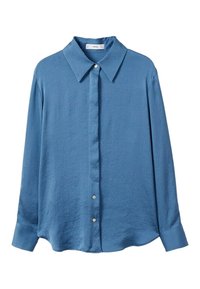 Chemise bleue à manches longues, boutonnée, avec un large col et des poignets, tissu lisse, et trois boutons visibles au centre devant.