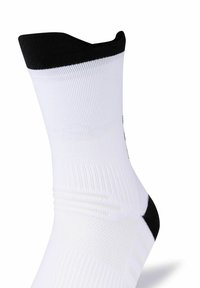 Hvide sportsstrømper med sorte detaljer, ribbet tekstur og lavskåret design. Har forstærkede hæl- og tåsektioner for holdbarhed.