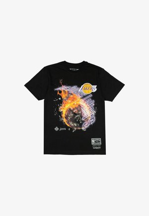 Schwarzes Baumwoll-T-Shirt mit einem Grafikdruck eines Basketballs, der in Flammen gehüllt ist, mit dem Text „Los Angeles Lakers“ in Lila und verschiedenen Logos.