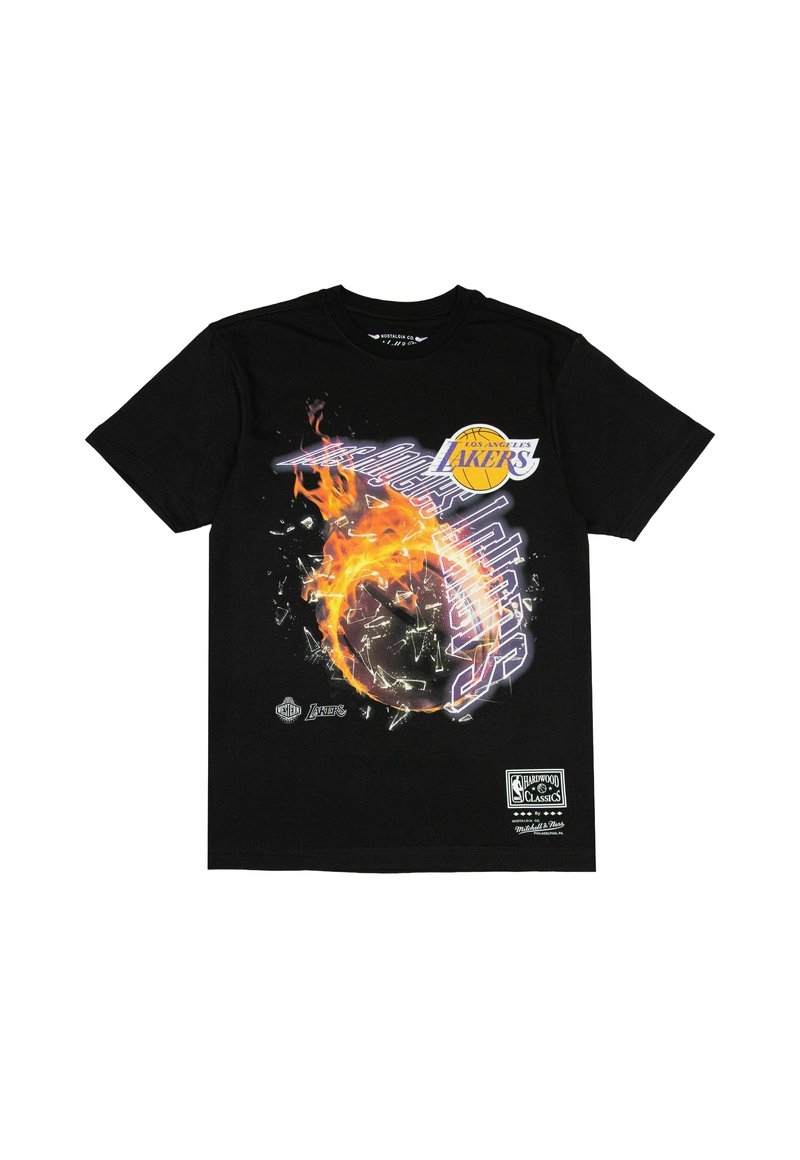 Zwarte katoenen t-shirt met een grafische print van een basketbal die in vlammen opgaat, met de tekst "Los Angeles Lakers" in paars en verschillende logo's.