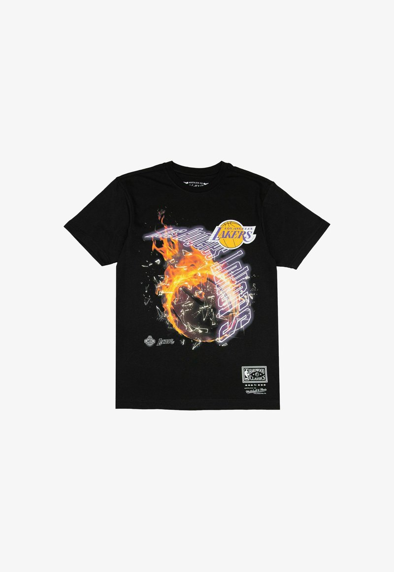 Zwarte katoenen t-shirt met een grafische print van een basketbal die in vlammen opgaat, met de tekst "Los Angeles Lakers" in paars en verschillende logo's.