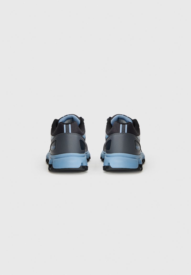 Sportschuhe mit einem schwarzen Mesh-Obermaterial, blauen Akzenten und reflektierenden Details. Gepolsterter Kragen und texturierte Gummisohle für Traktion.
